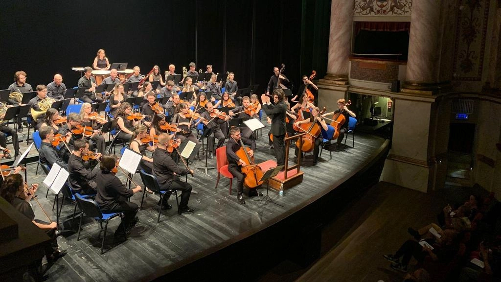 Cerimonia con ’lectio magistralis’ del giornalista e saggista Daniele Pitteri alla presenza del presidente Anna Carli e del direttore Matteo Fossi. Concerto di Amato al piano e dell’Orchestra diretta dal Maestro Volpini.