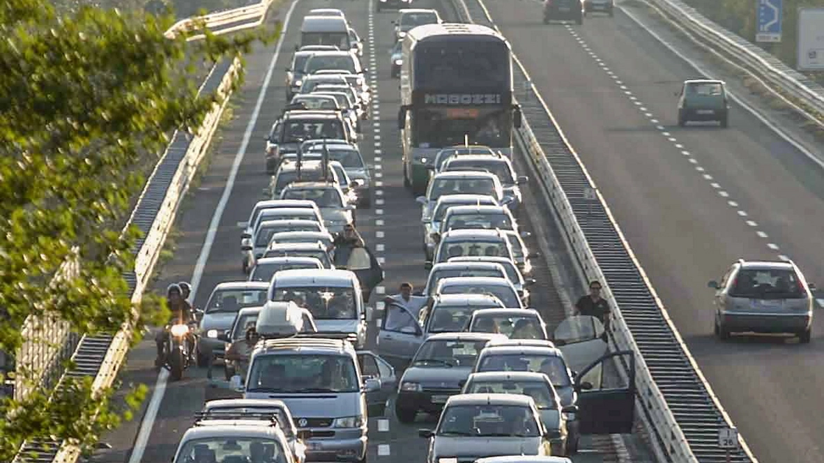 Uno scontro tra un’auto e un mezzo pesante sta causando dei rallentamenti