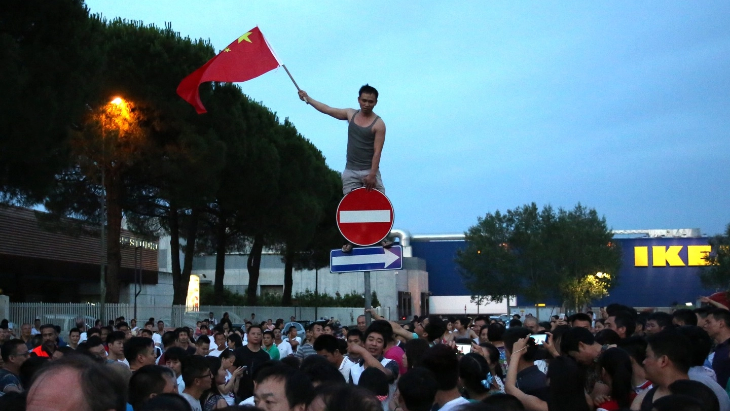 La protesta dei cittadini cinesi a Sesto Fiorentino (Foto Germogli)