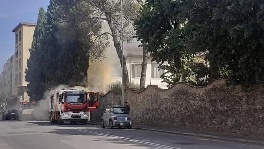 L'incendio in una foto pubblicata sul gruppo Facebook "Sei di Coverciano se..."
