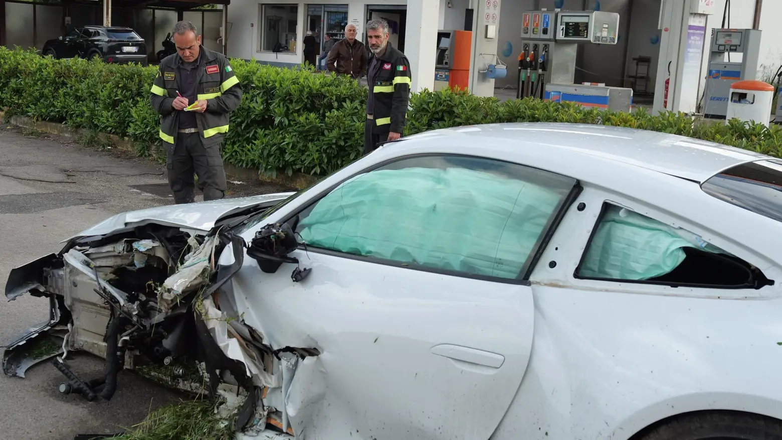 Schianto: morta insieme al marito Benzinaio portava la Porsche a lavare Schianto: morta insieme al marito Benzinaio portava la Porsche a lavare