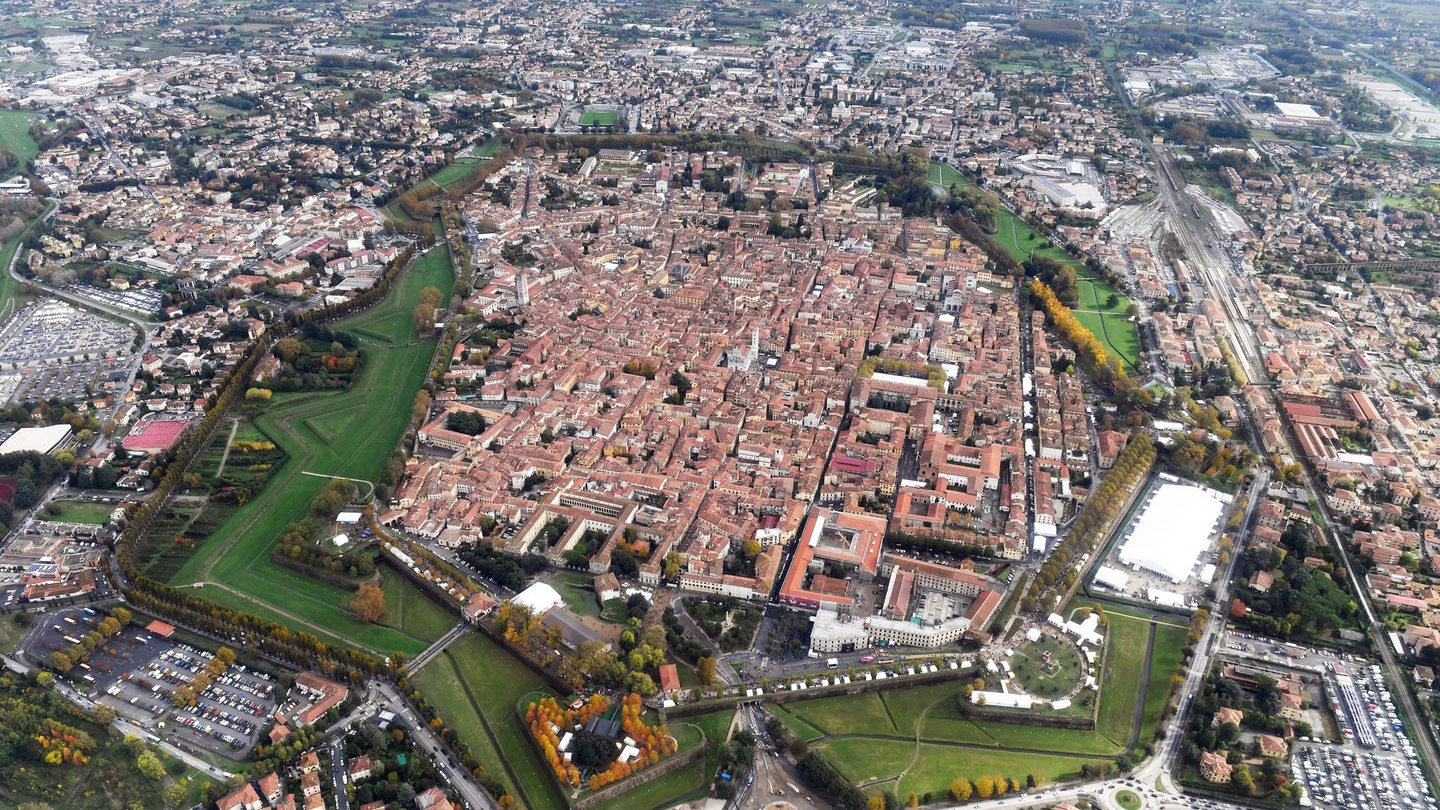 Lucca dall'alto (foto Alcide)