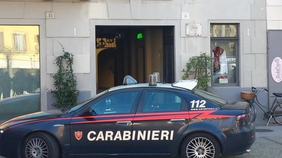 Carabinieri davanti ad un albergo (foto d'archivio)