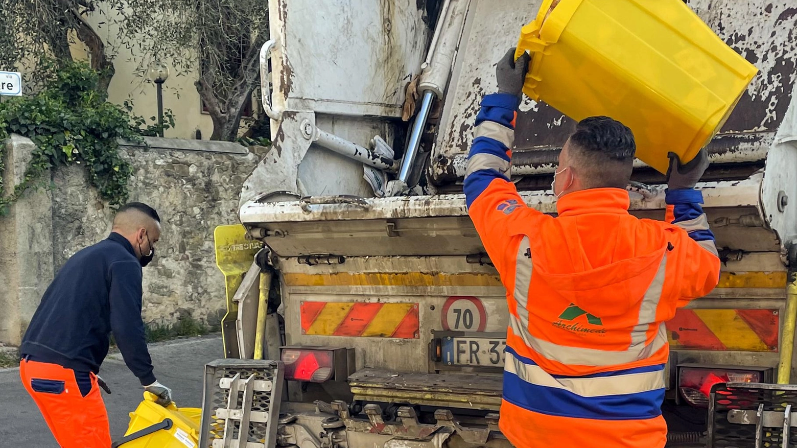 Cittadini infuriati per la ’nuova’ Tari Proteste per gli aumenti in bolletta Anche l’opposizione alza la voce Cittadini infuriati per la ’nuova’ Tari Proteste per gli aumenti in bolletta Anche l’opposizione alza la voce