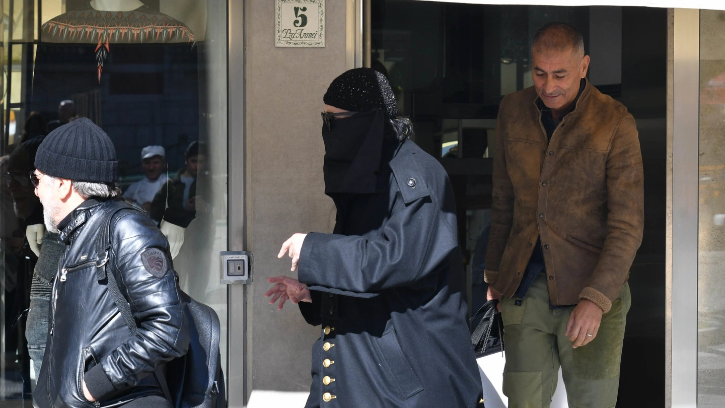 Renato Zero col volto coperto all'uscita da un negozio