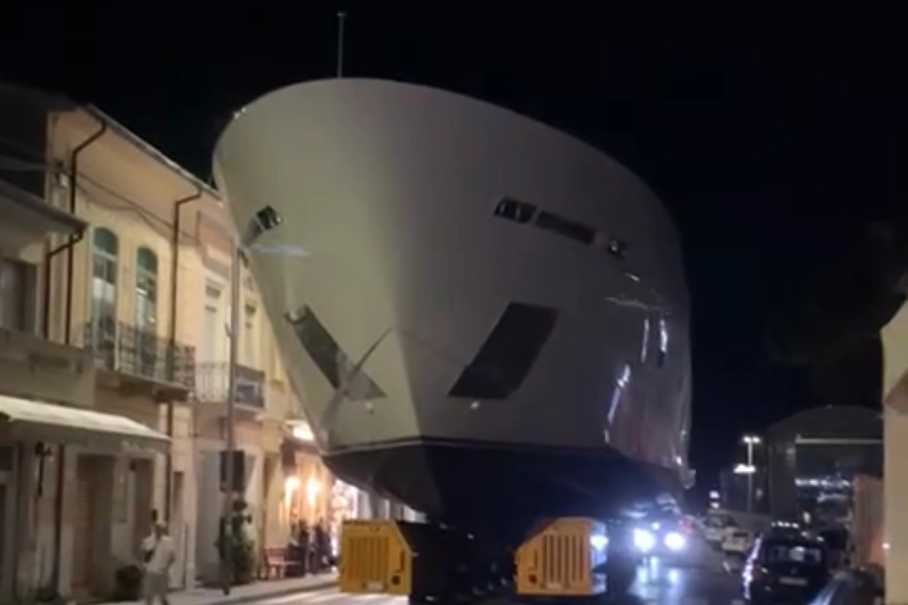 Il passaggio dello yacht in via Coppino