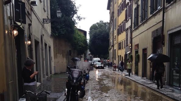 Firenze, strada imbiancata dalla grandine