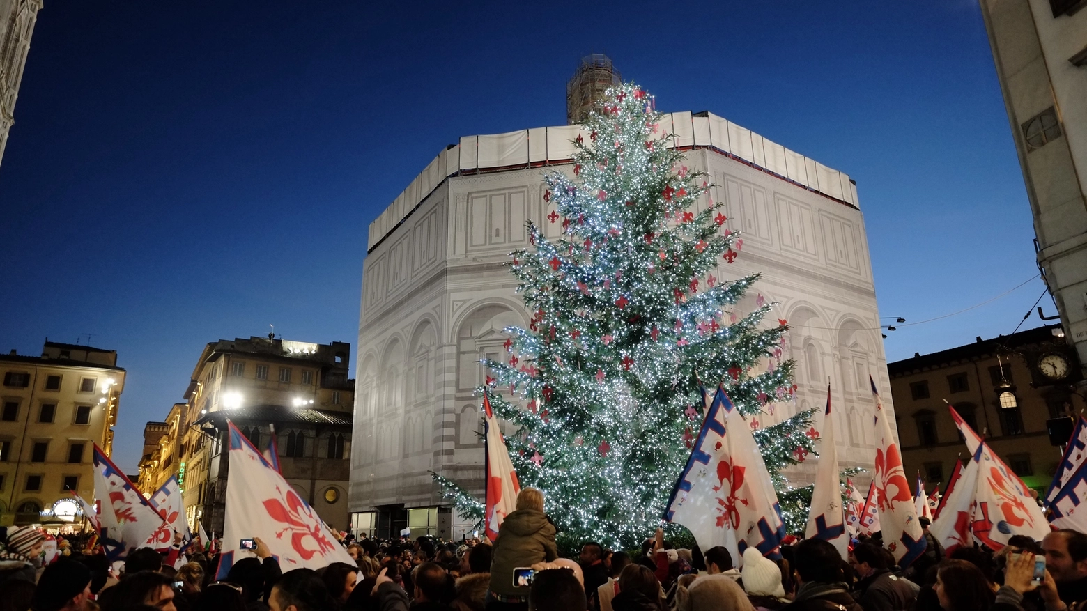L'albero di Natale in piazza Duomo