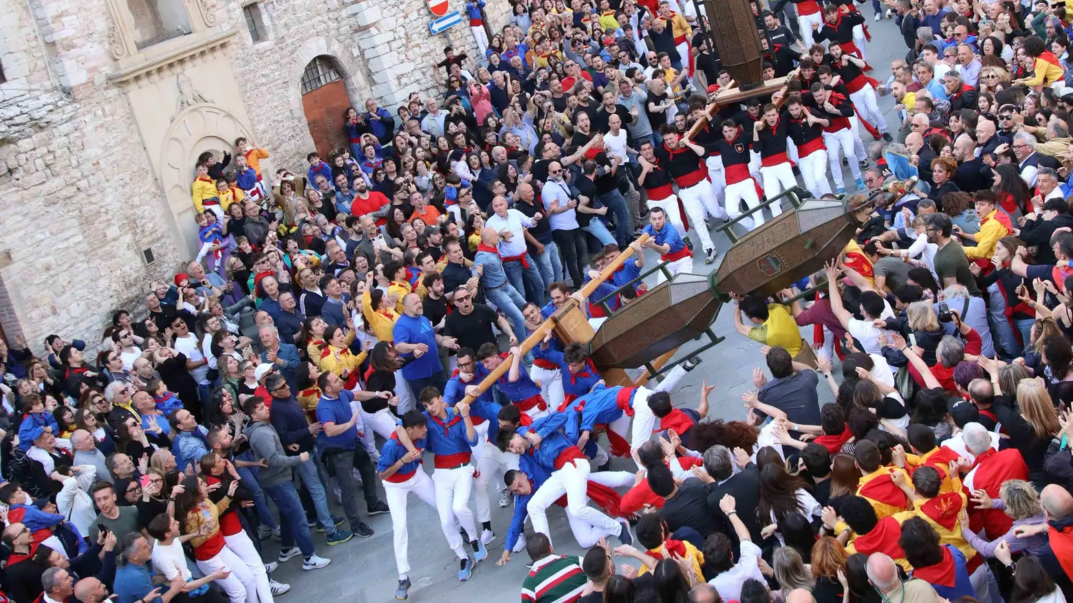 Gubbio e la festa dei Ceri Mezzani  Corsa rocambolesca, cadute e feriti