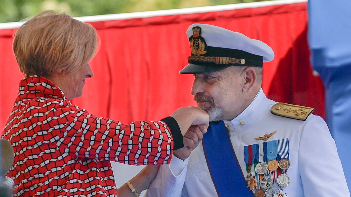 Il ministro Roberta Pinotti e l’ammiraglio Giuseppe De Giorgi nel luglio del 2016