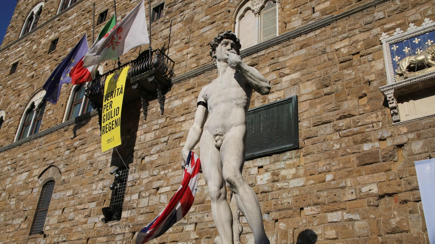 Il David con la bandiera del Regno Unito (New Press Photo)