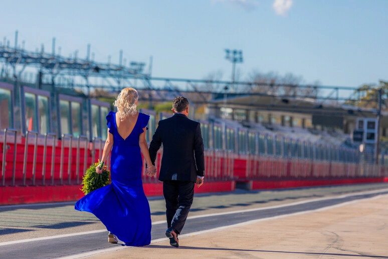 Il matrimonio all'autodromo di Imola (Foto Ansa)