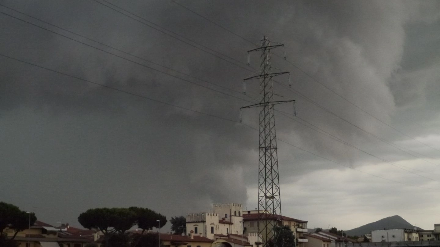 Il temporale si avvicina a Prato (foto Attalmi)