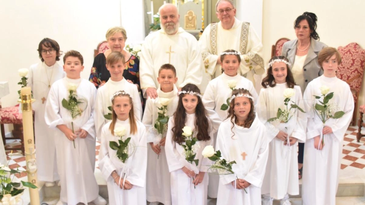Festa della Prima comunione per dieci ragazzi a Romagnano Festa della Prima comunione per dieci ragazzi a Romagnano