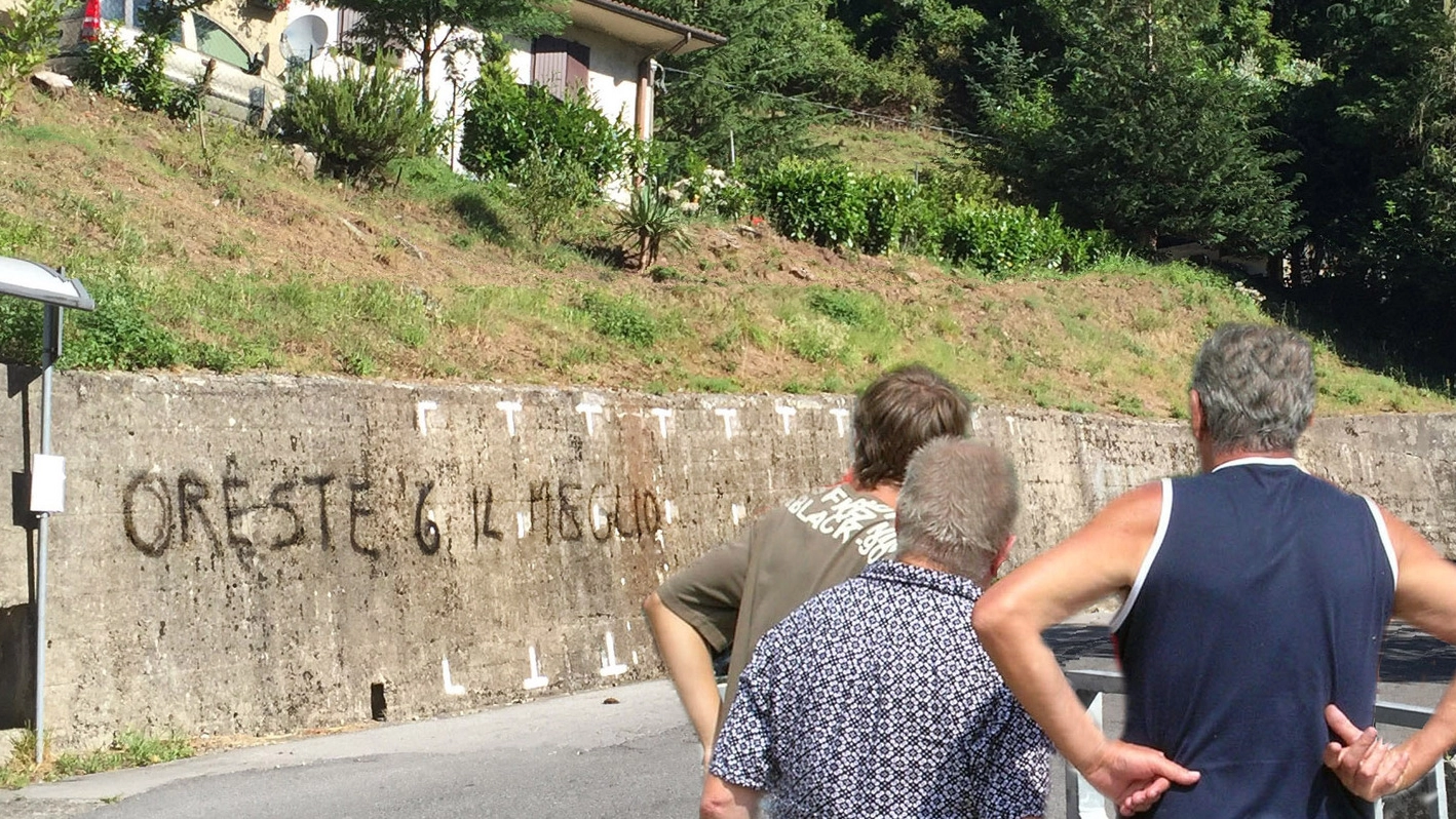 La scritta sul muro (Foto Borghesi)