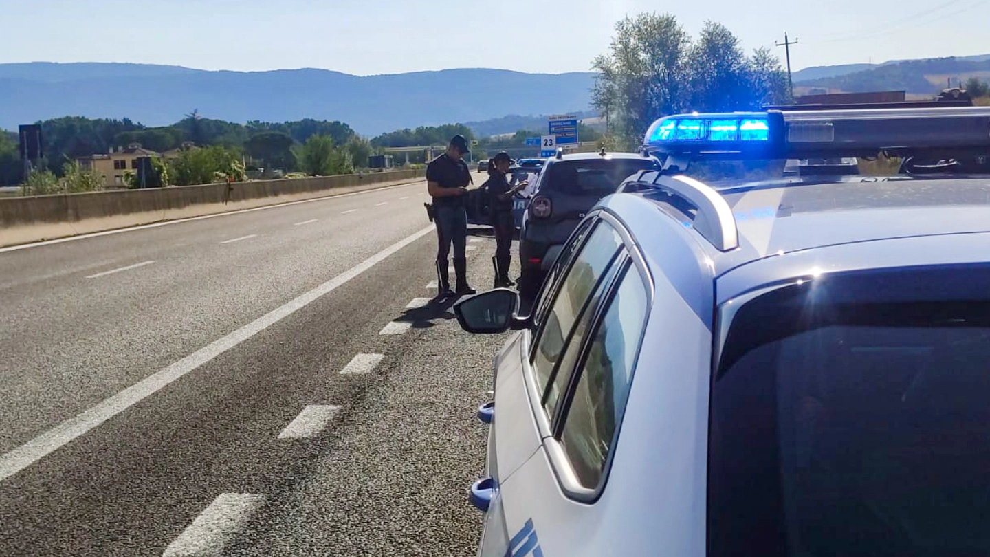 Raffica di controlli della polizia stradale lungo la statale 77 a Foligno e sul raccordo autostradale Perugia - Bettolle Raffica di controlli della polizia stradale lungo la statale 77 a Foligno e sul raccordo autostradale Perugia - Bettolle