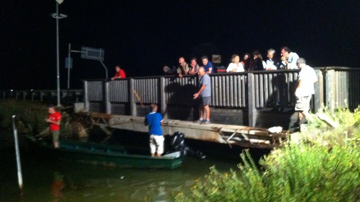I pescatori durante l’intervento effettuato nella notte tra venerdì e ieri nella laguna di Orbetello