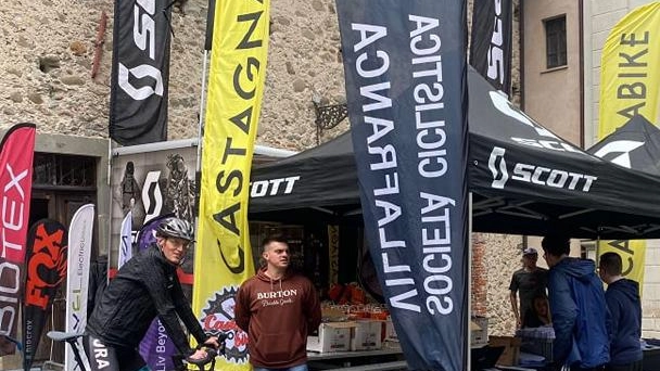 La carica dei 700 ciclisti Castagna bike, si parte Pedali ruggenti a Filetto La carica dei 700 ciclisti Castagna bike, si parte Pedali ruggenti a Filetto