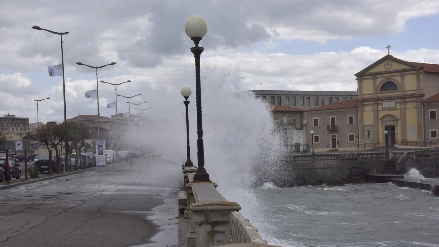 La mareggiata a Livorno (foto Novi)