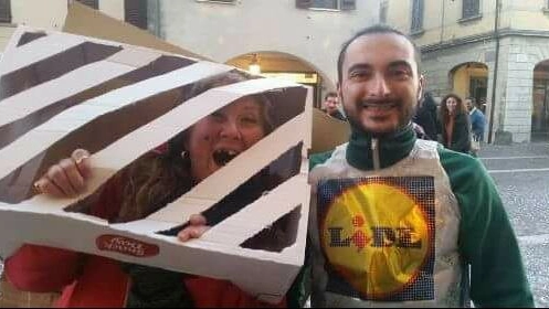 Due persone mascherate da rom chiusa nel cassonetto e dipendente Lidl: la foto postata sul profilo Fb del sindaco Ceccardi 