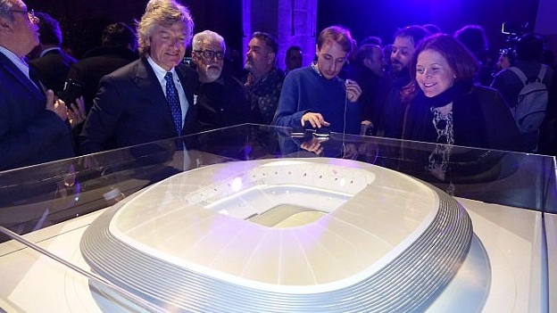 Il grande campione Giancarlo Antognoni e il modello del nuovo stadio della Fiorentina