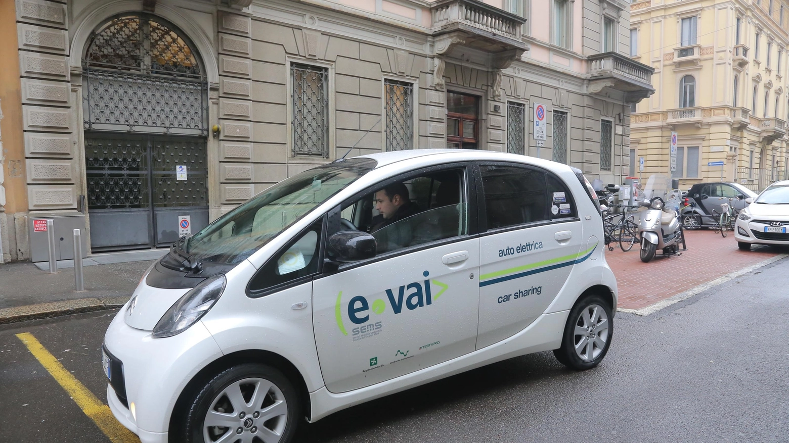 Car sharing a Milano (Newpress)