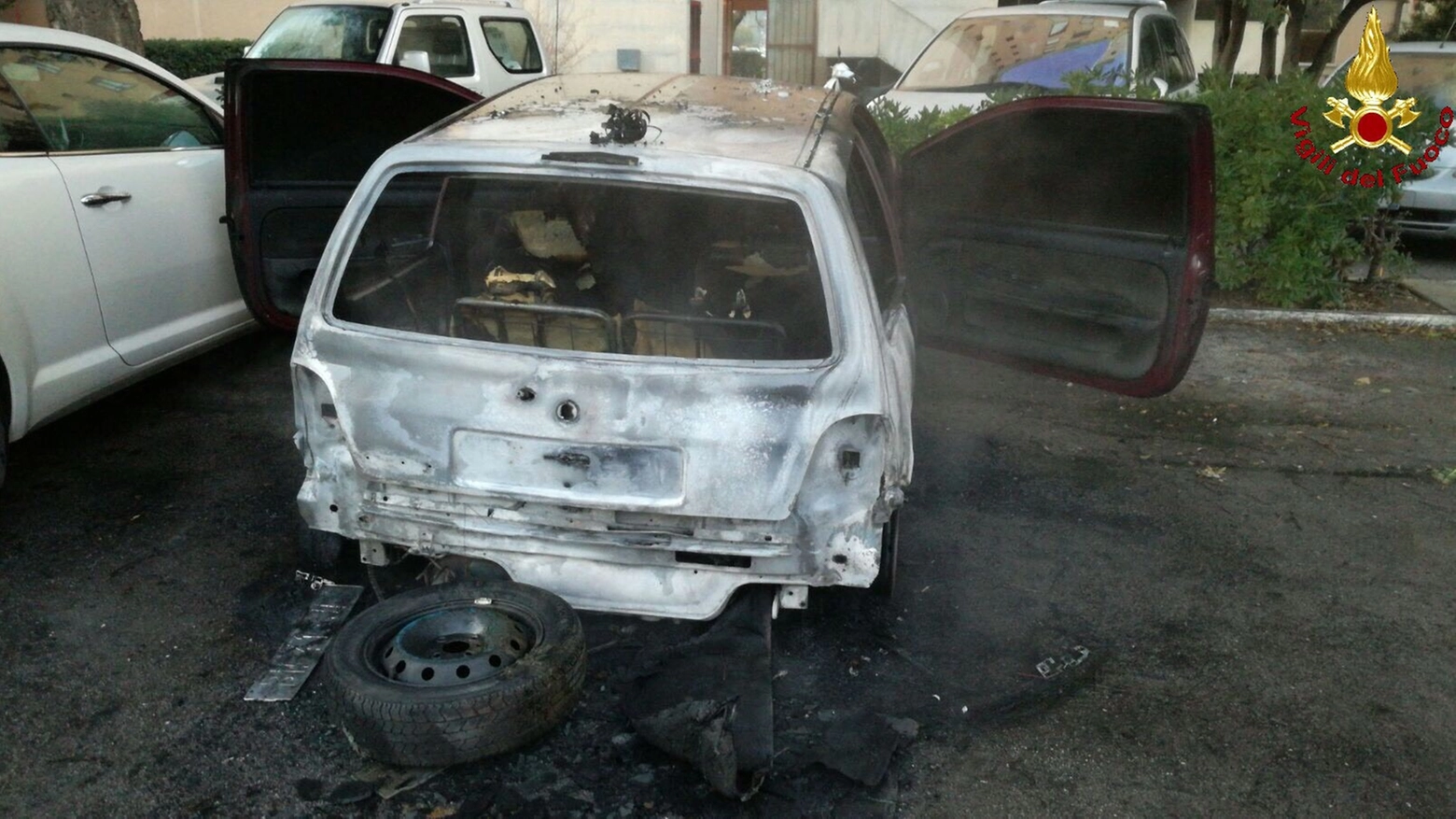 L'auto distrutta dalle fiamme