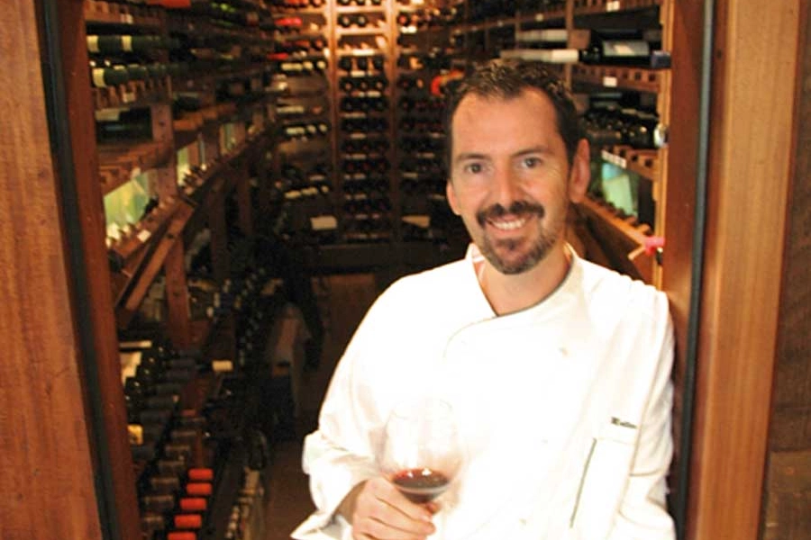 Lo chef nella cantina del suo ristorante