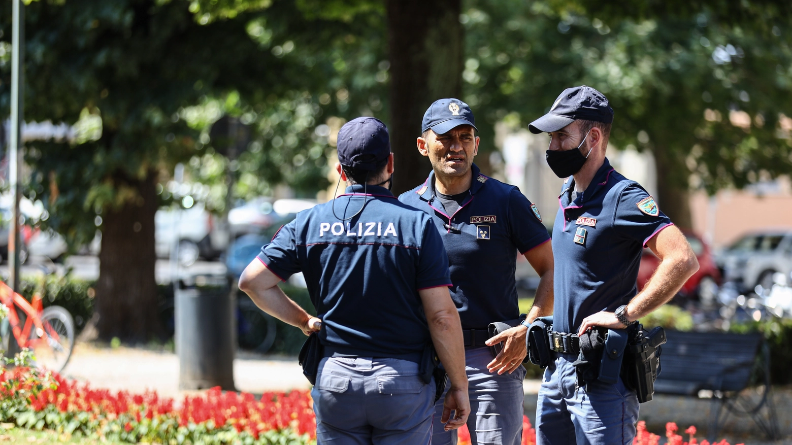 Agenti di polizia (foto d'archivio) Agenti di polizia (foto d'archivio)