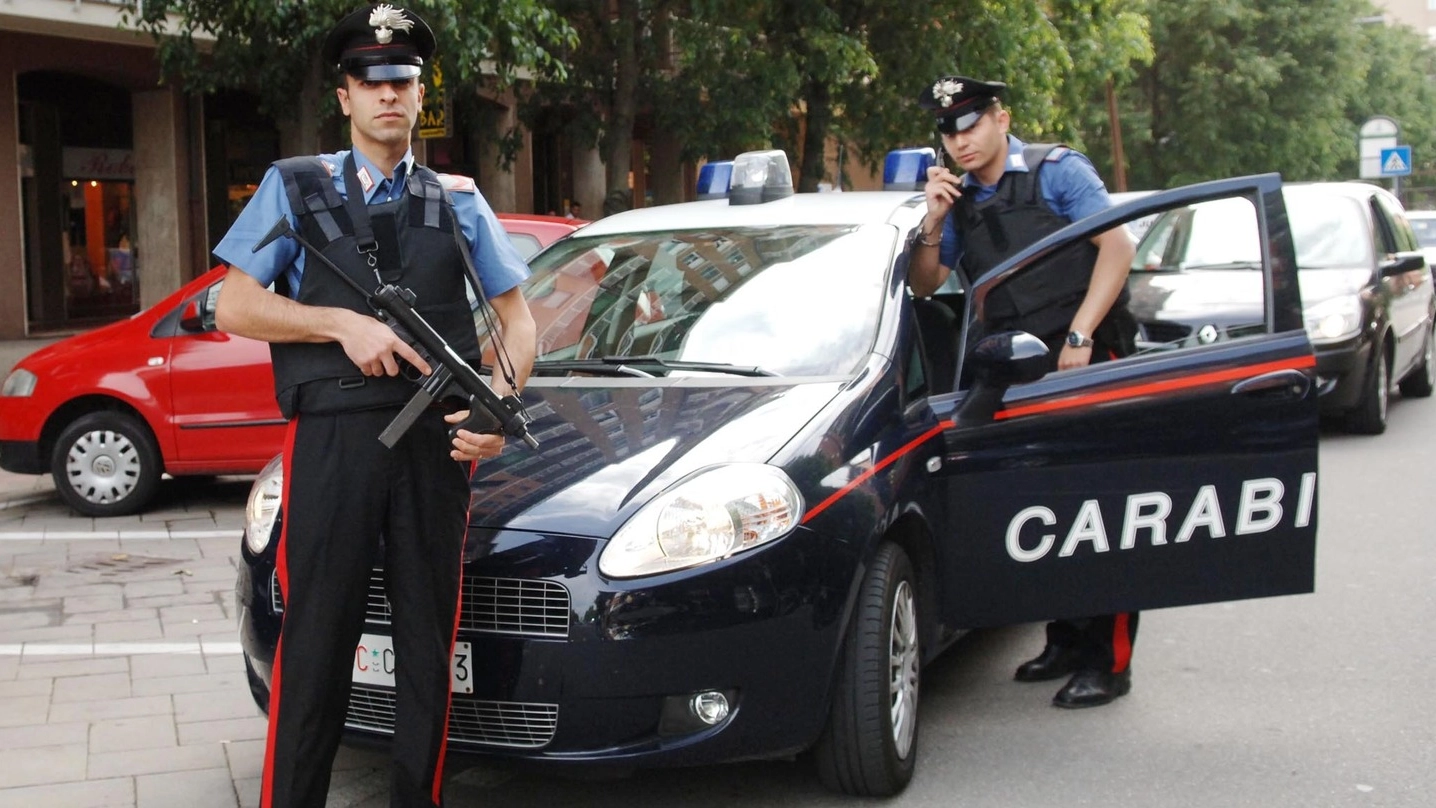 Un intervento dei carabinieri in strada (foto di repertorio)