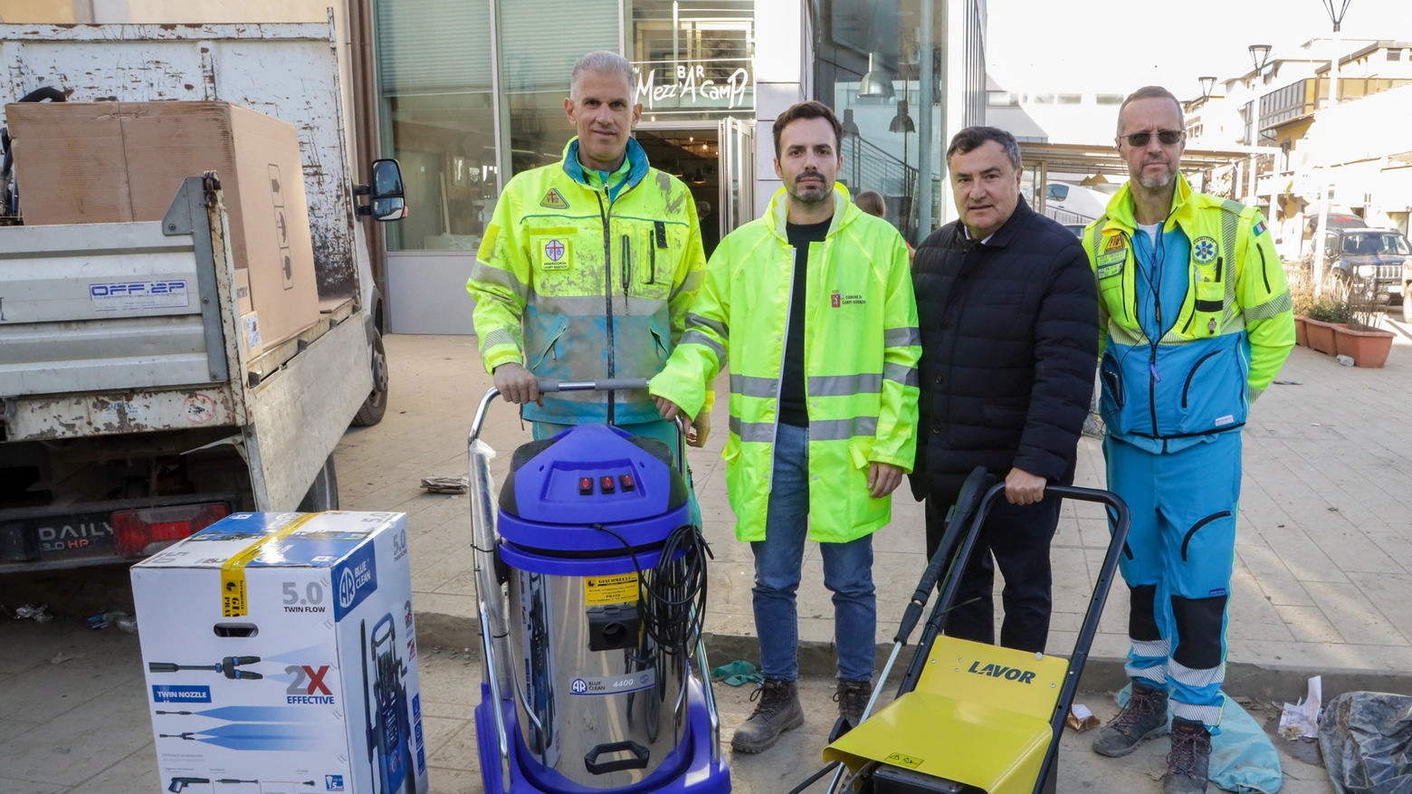 Joe Barone consegna alcune pulitrici professionali alla Misericordia di Campi Bisenzio