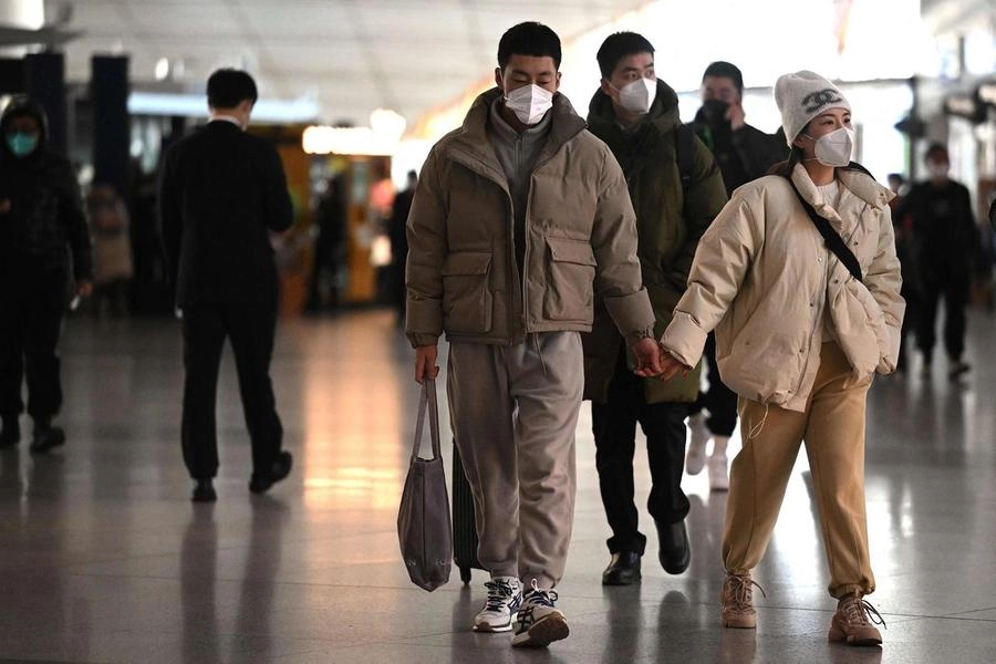 Passeggeri a Pechino (Afp)