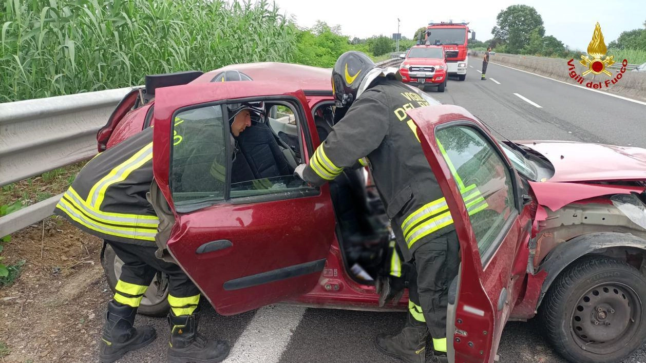 Incidente, filma i feriti e ’posta’ il video Incidente, filma i feriti e ’posta’ il video