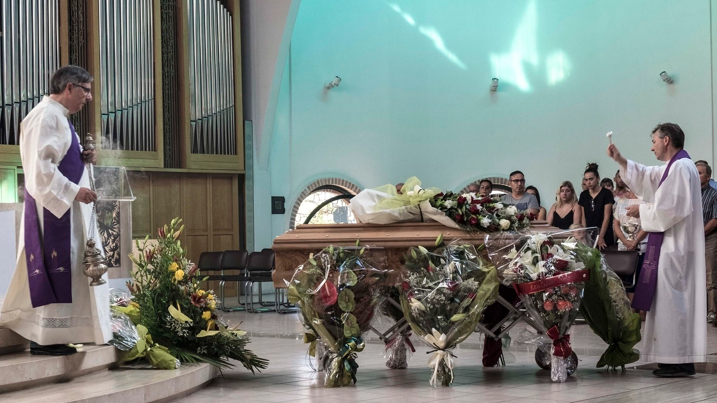 FOLLA COMMOSSA I funerali nella chiesa  di Cristo Risorto