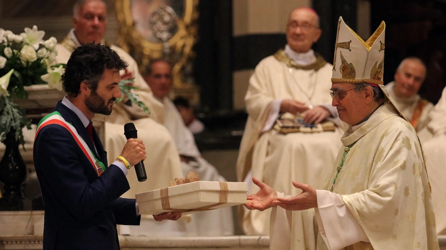 Il sindaco Biffoni consegna il dono al vescovo Agostinelli