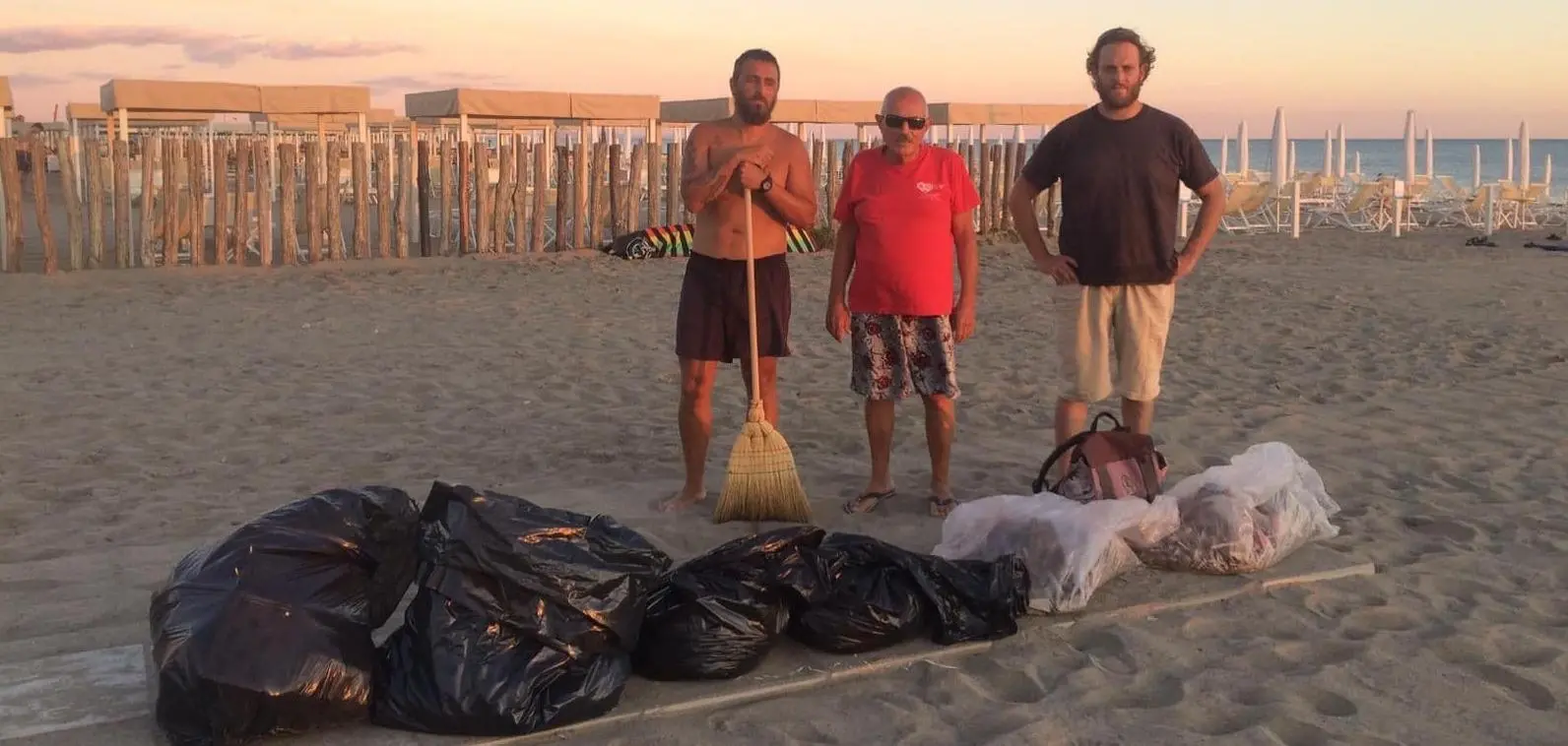 Ripuliscono la spiaggia da 60 chili di rifiuti