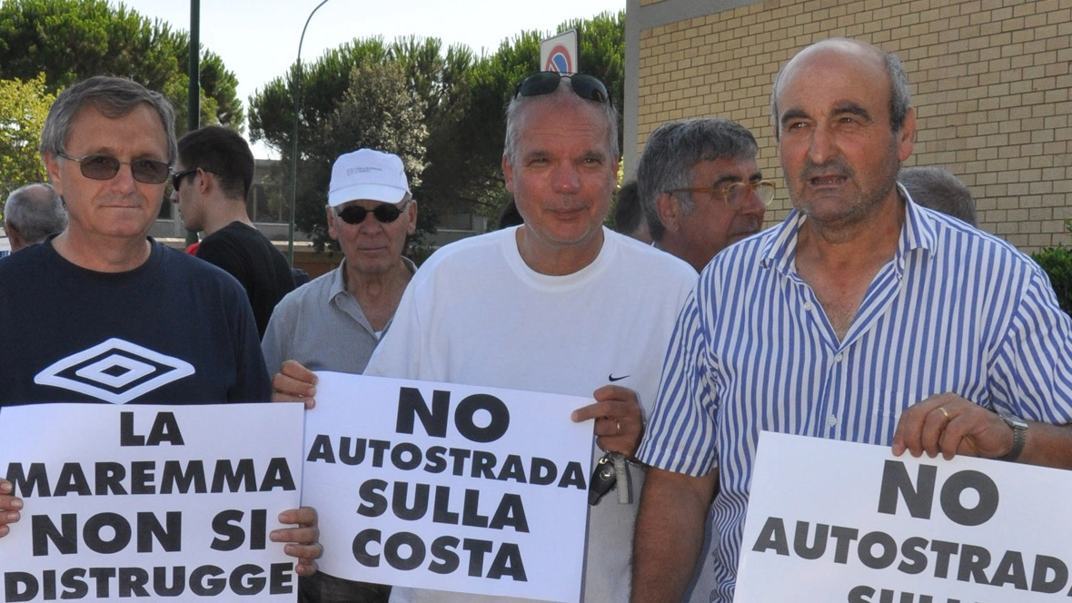 PROTESTA Una delle tante manifestazioni di questi anni contro la realizzazione dell’autostrada Tirrenica al posto della vecchia Aurelia