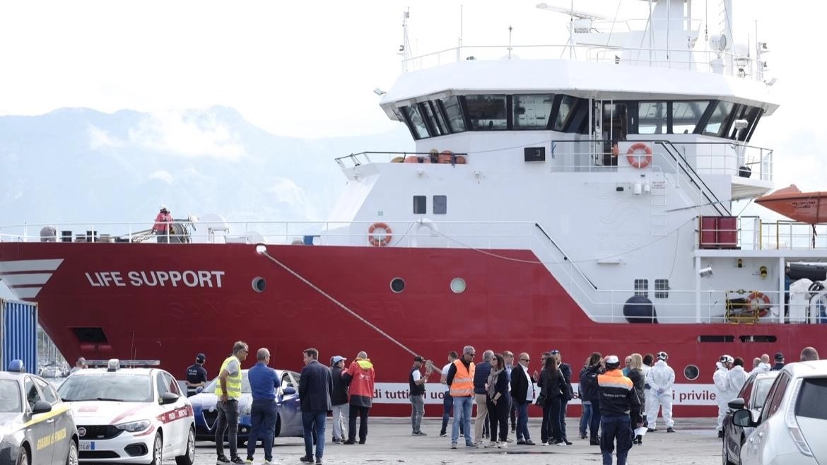 "Sognando la Francia"  Medicati e controllati  i ventinove migranti   sbarcati sulla banchina