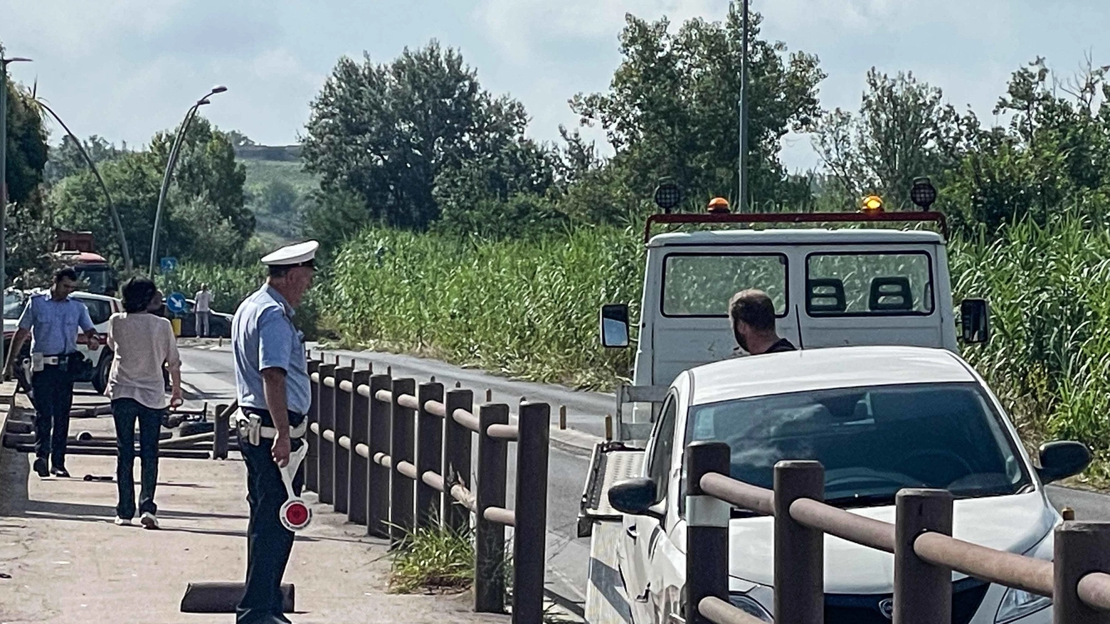 Con l’auto centra e abbatte la staccionata della pista ciclabile Con l’auto centra e abbatte la staccionata della pista ciclabile