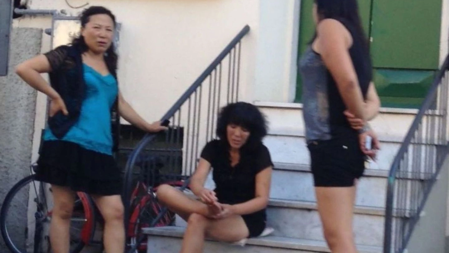Alcune prostitute cinesi in via Sant’Antonio. Da anni i residenti combattono la battaglia per allontanarle foto Attalmi