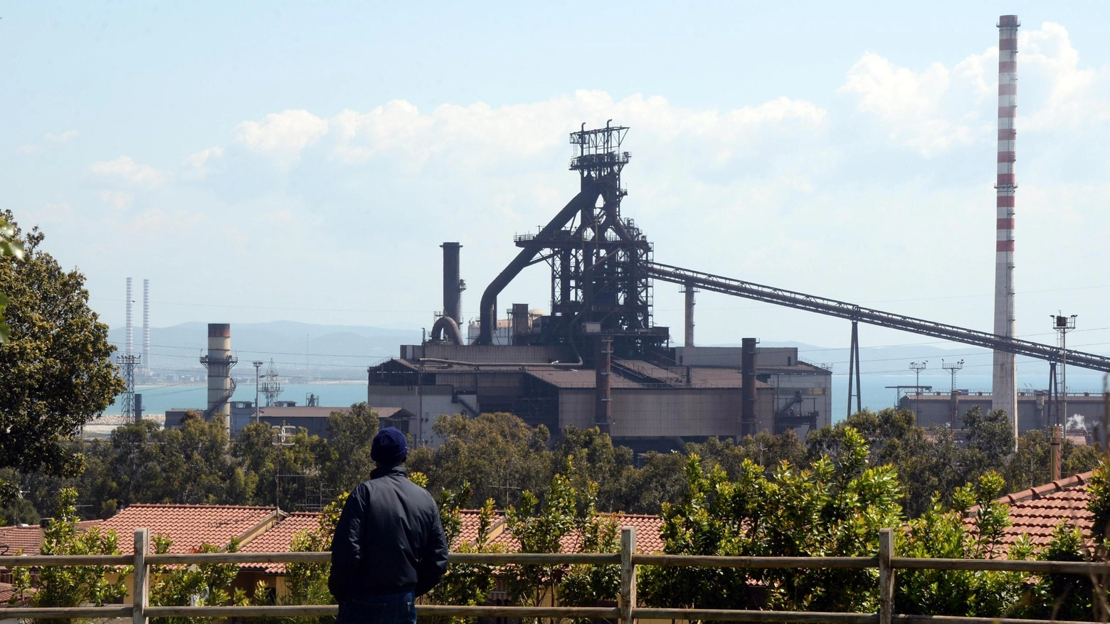 La ciminiera spenta dell'altoforno dello stabilimento siderurgico della Lucchini a Piombino (Ansa)