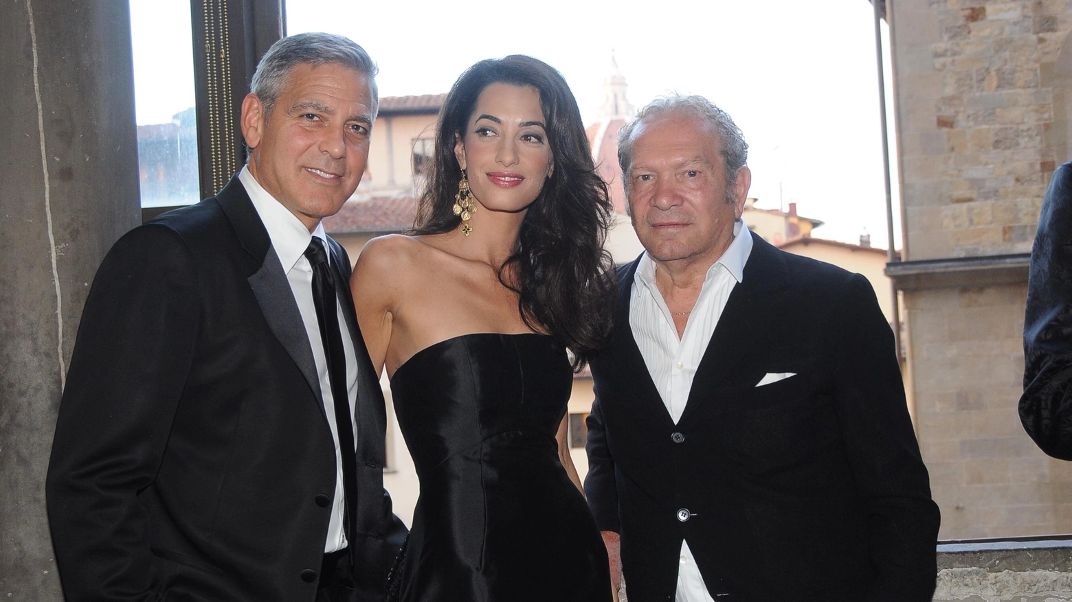 Da sinistra George Clooney, la fidanzata e Ermanno Scervino (New Press Photo)