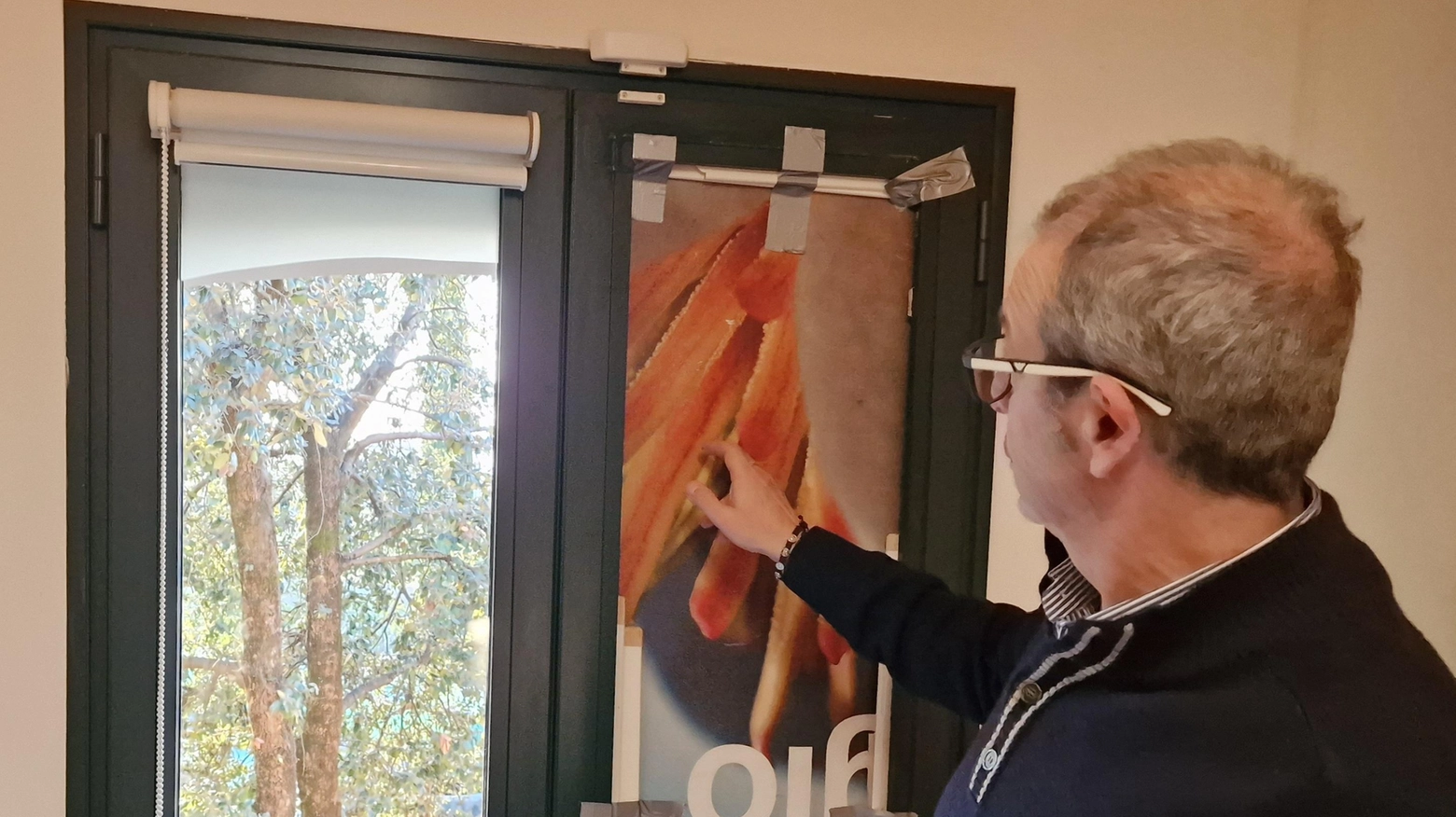 Vetro rotto per tentare di entrare negli uffici della Giorgio Tesi Vetro rotto per tentare di entrare negli uffici della Giorgio Tesi