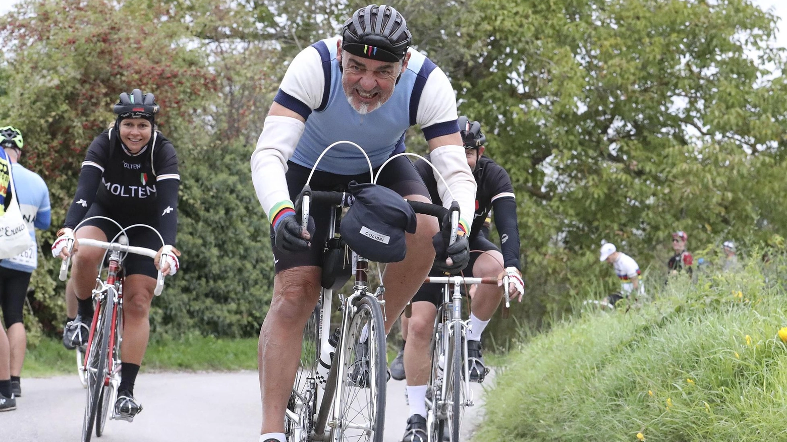 Tutte le lingue del mondo. Eroica, migliaia di iscritti. Da 14 a 80 anni sui pedali Tutte le lingue del mondo. Eroica, migliaia di iscritti. Da 14 a 80 anni sui pedali