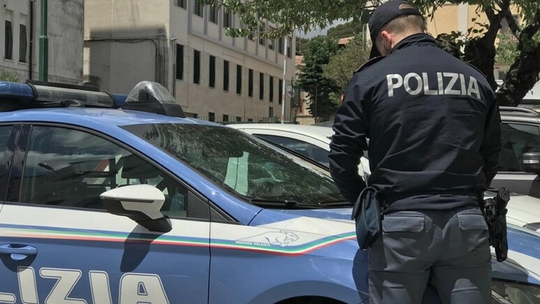 La donna, 36 anni, ha denunciato l’ex compagno. L’uomo, 43 anni, è pure evaso dagli arresti domiciliari per seguirla. Portato in carcere