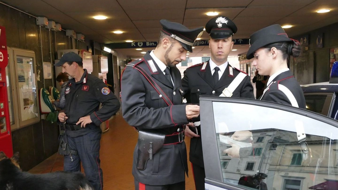 Uno dei tanti controlli antidroga dei carabinieri alla stazione del Serraglio Foto Attalmi