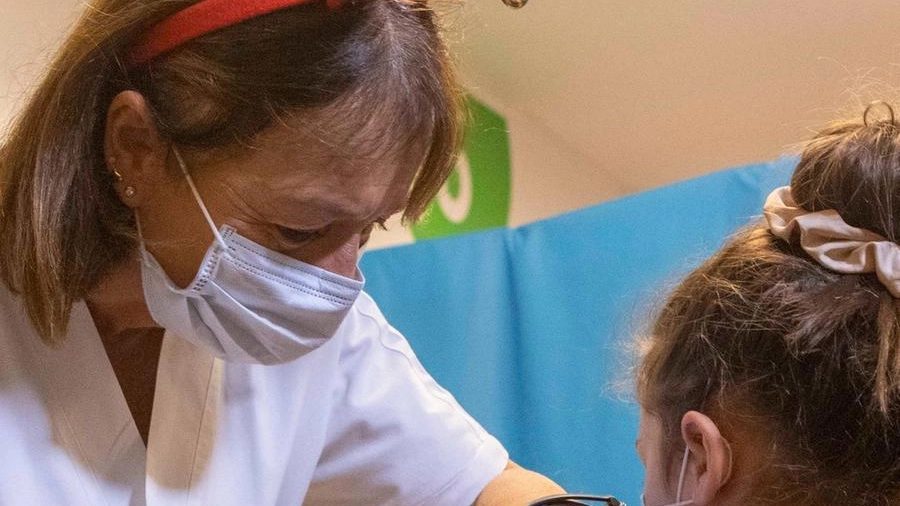 La vaccinazione di una bimba all’hub pediatrico del Portello