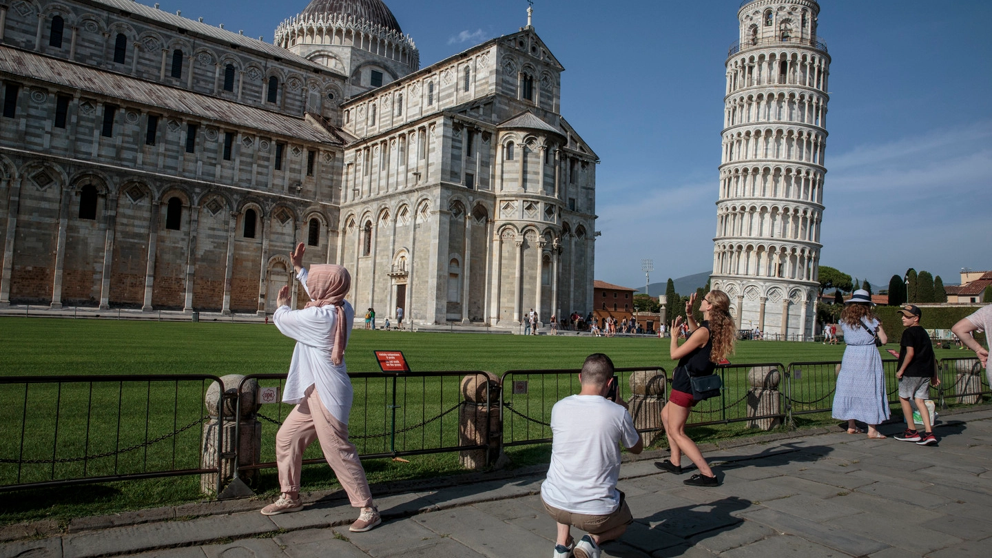 Le mille pose dei turisti per uno scatto con la Torre di Pisa