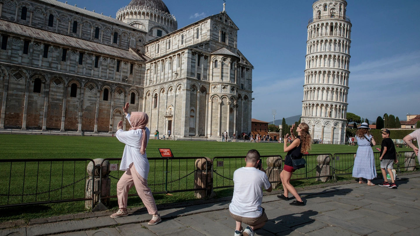 Le mille pose dei turisti per uno scatto con la Torre di Pisa Le mille pose dei turisti per uno scatto con la Torre di Pisa