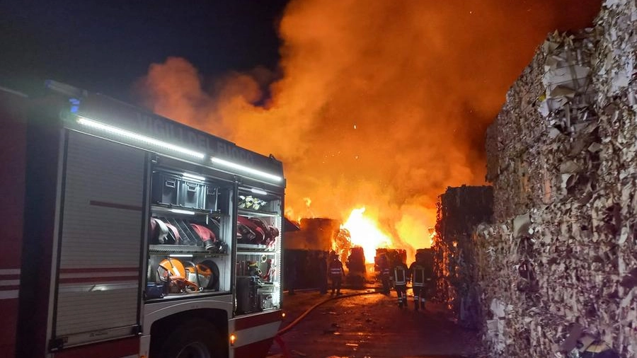 L'incendio a Porcari (pagina FB del sindaco Fornaciari)